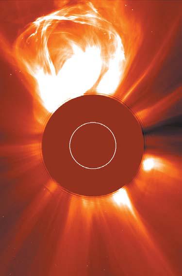 日冕團塊噴射：這是在2000年2月由觀日衛星 SOHO所拍到的照片，從大陽进出、形狀像燈泡的雲氣，就是所謂的「日冕團塊噴射」。照片中央的遮罩擋住了直射而來的陽光，其中的白色圓圈即表示太陽。<br>影像來源/ SIMON PLUNKETT SOHO/LASCO (ESA and NASA