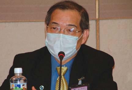 陳定信：肝炎研究專家<br>・台灣大學醫學院院長、內科教授<br>・中央研究院院士、SARS專案研究小組指導委員會共同召集人<br>・研究專長：內科學，尤其精專於肝臟學<br>影像來源/ 蔡耀明<br>