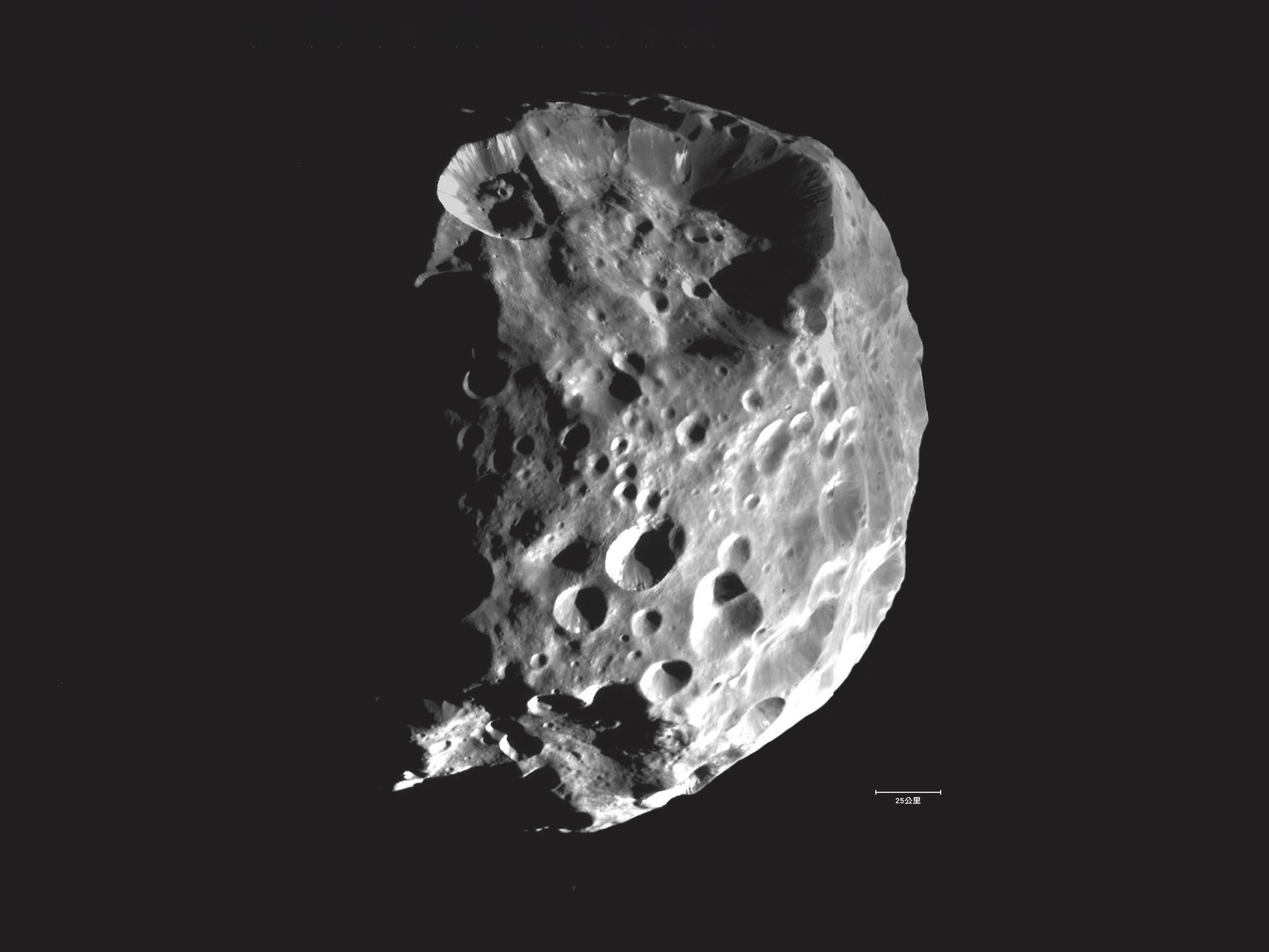 土星最大的不規則衛星──土衛九，表面坑坑疤疤且佈滿冰岩，像是顆從太陽軌道上被硬拉過來的彗星。上面的坑洞是以希臘神話中亞哥號（A r g o）的船員來命名，上方最大的那個洞名為傑生（J a s o n）、緊挨在左邊的是埃爾吉諾斯（Erginus），而位於底部陰影之中的叫奧伊琉斯（Oileus）。影像來源／DON DIXON; NASA/JPL/SSI   