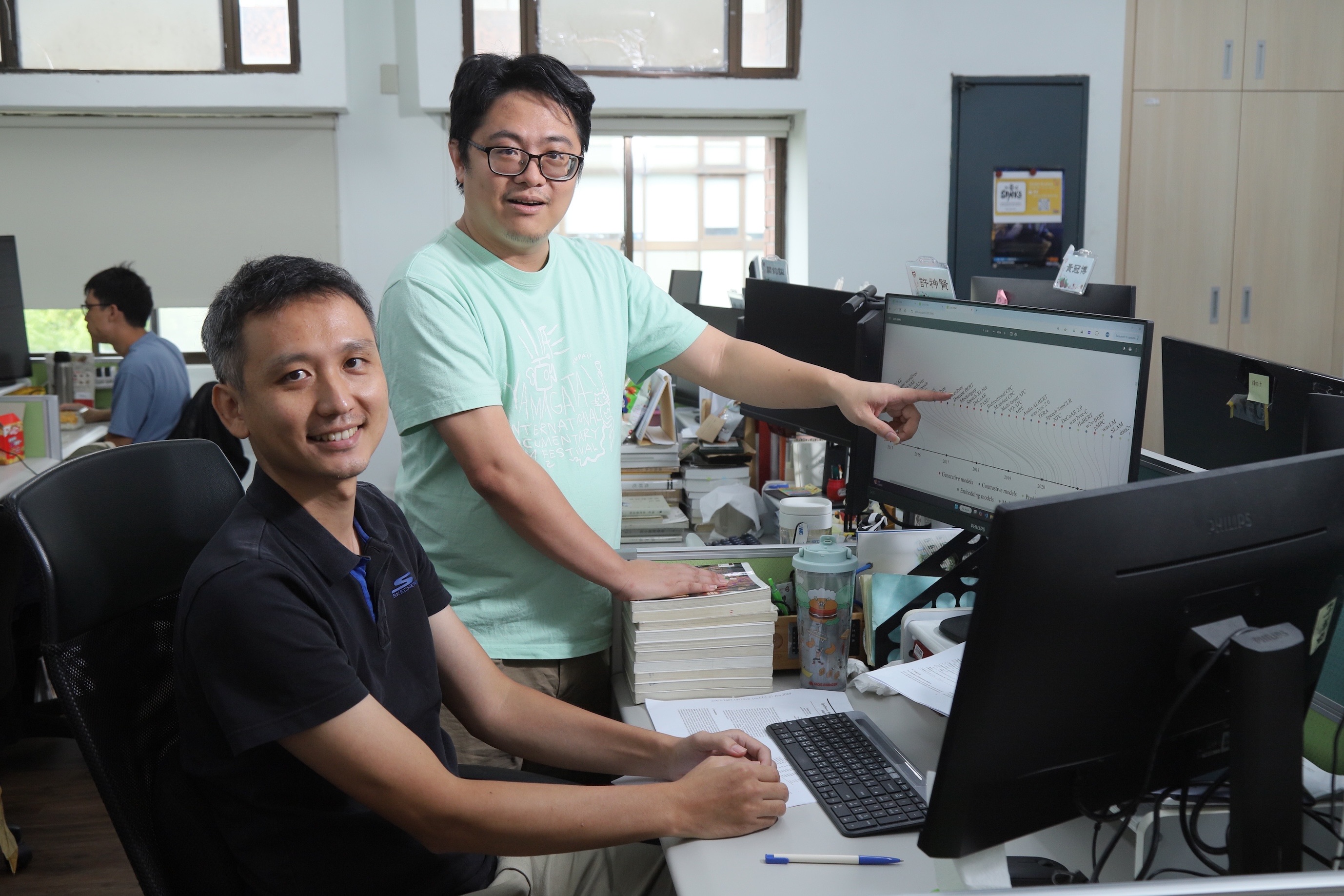 李宏毅與實驗室團隊在開發模型之外,更為自督導式學習模型寫下評鑑基準。