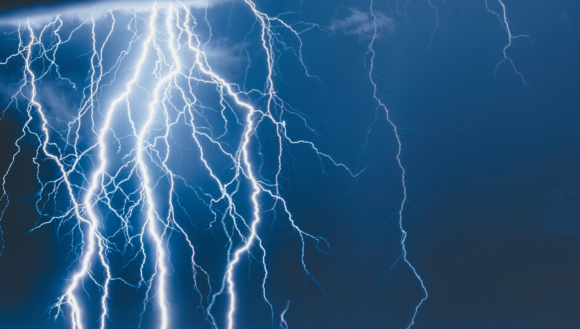 雷轟電掣：閃電誘使低地球軌道釋放出帶電粒子。｜Samuel Boivin/Getty Images