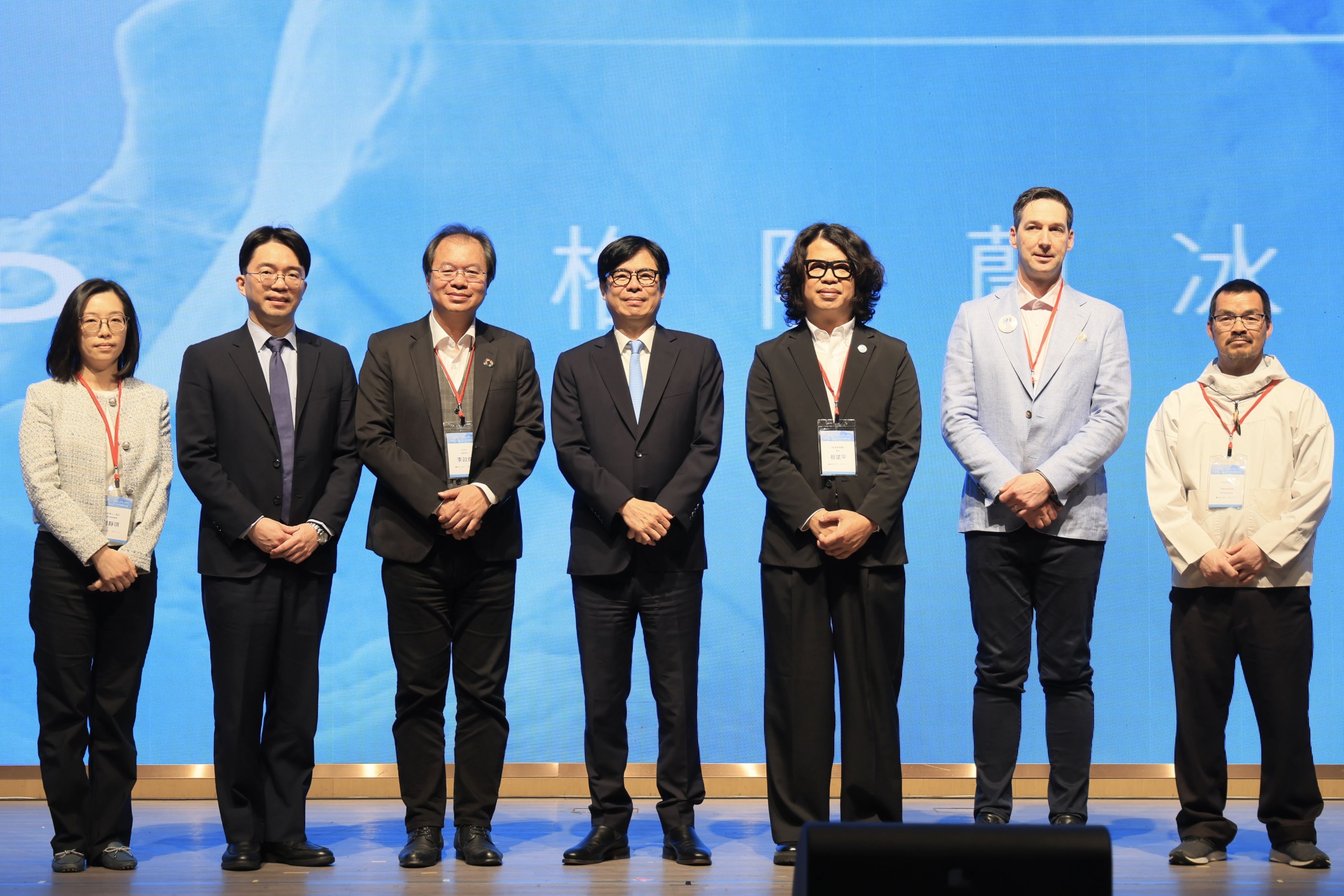 科學人數位副總編輯鄭靜琪（左一）出席「北極的最後一塊冰」IPCC學者國際論壇，與高雄市長陳其邁（右四）、「解凍格陵蘭」葛望平團長（右三）、日月光代表副總經理李政傑（左三）與主講學者專家IPCC冰川科學家William Colgan教授（右二）與因紐特獵人協會主席Olennguaq Kristensen（右一）