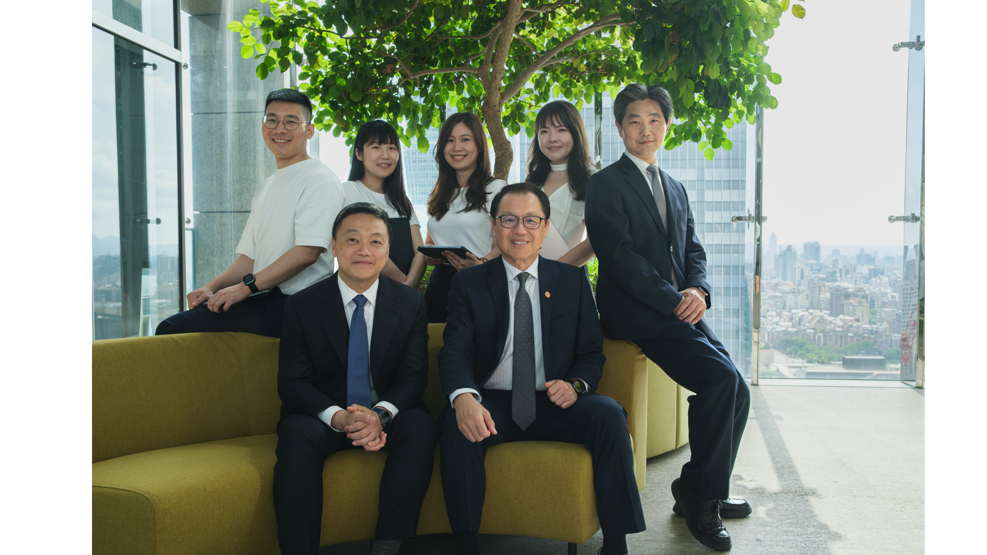 華南銀行總經理黃俊智及副總經理陳晞涵率領金融科技部一同將華南銀行帶入AI時代。（攝影/科學人）
