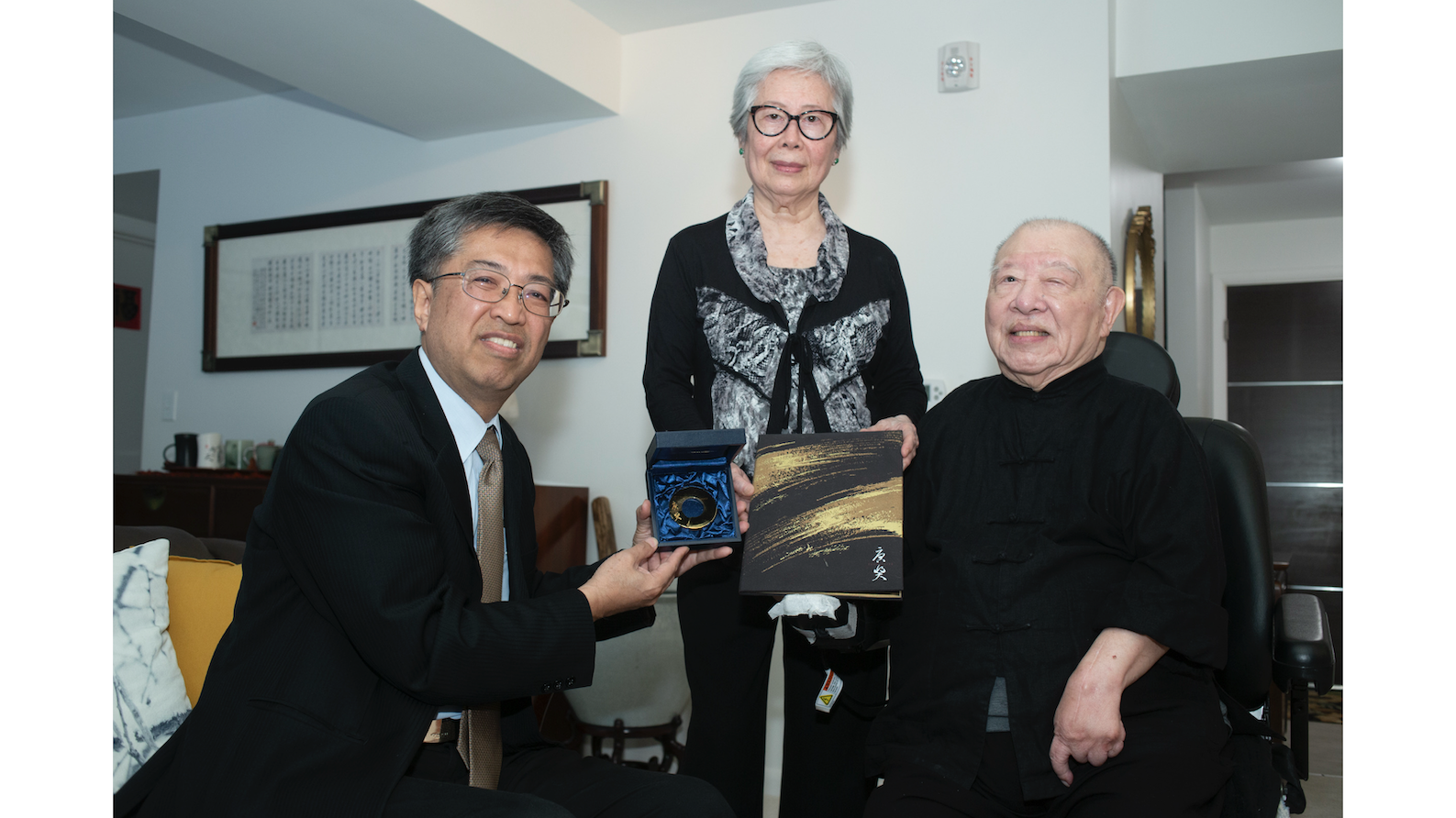 2024年唐獎陳振川執行長親赴美國預頒唐獎獎章與證書與許倬雲院士。