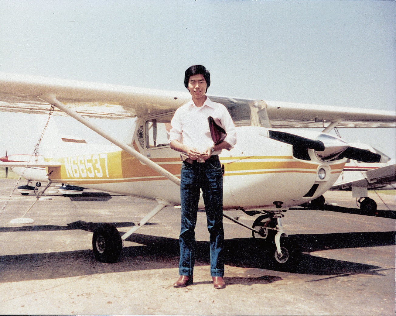 1983年暑假，在和陶德結束了一小時飛行體驗之後，我和這架西斯納172型小飛機合影。｜孫維新