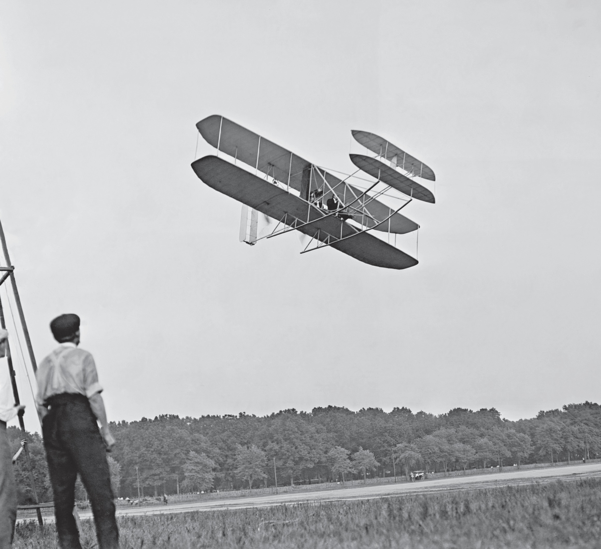 秘而不宣：萊特兄弟的飛行者三號在1905年成功試飛，卻遲遲等到與美國軍方簽訂合約後才公開展示。照片攝於1909年7月維吉尼亞州的軍事基地麥爾士堡（Fort Myer）。｜shutterstock