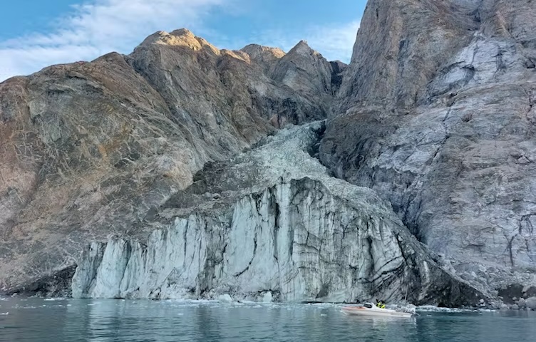 2023年8月，巨大山崩發生前的格陵蘭迪克森峽灣（照片來源：Wieter Boone / Flanders Marine Institute）