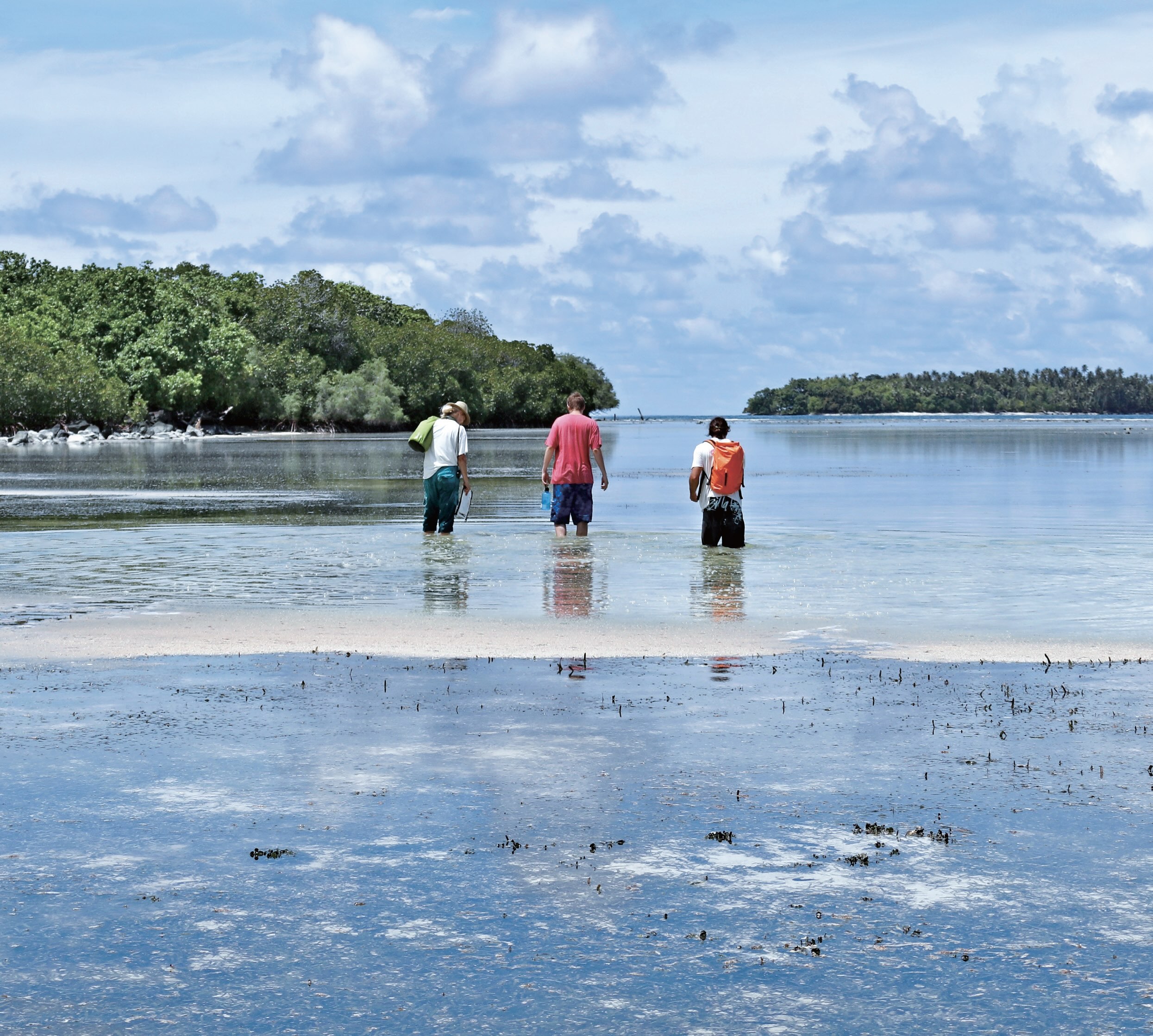 海上探險：研究人員在南馬都爾遺址考察與採樣。｜沈川洲