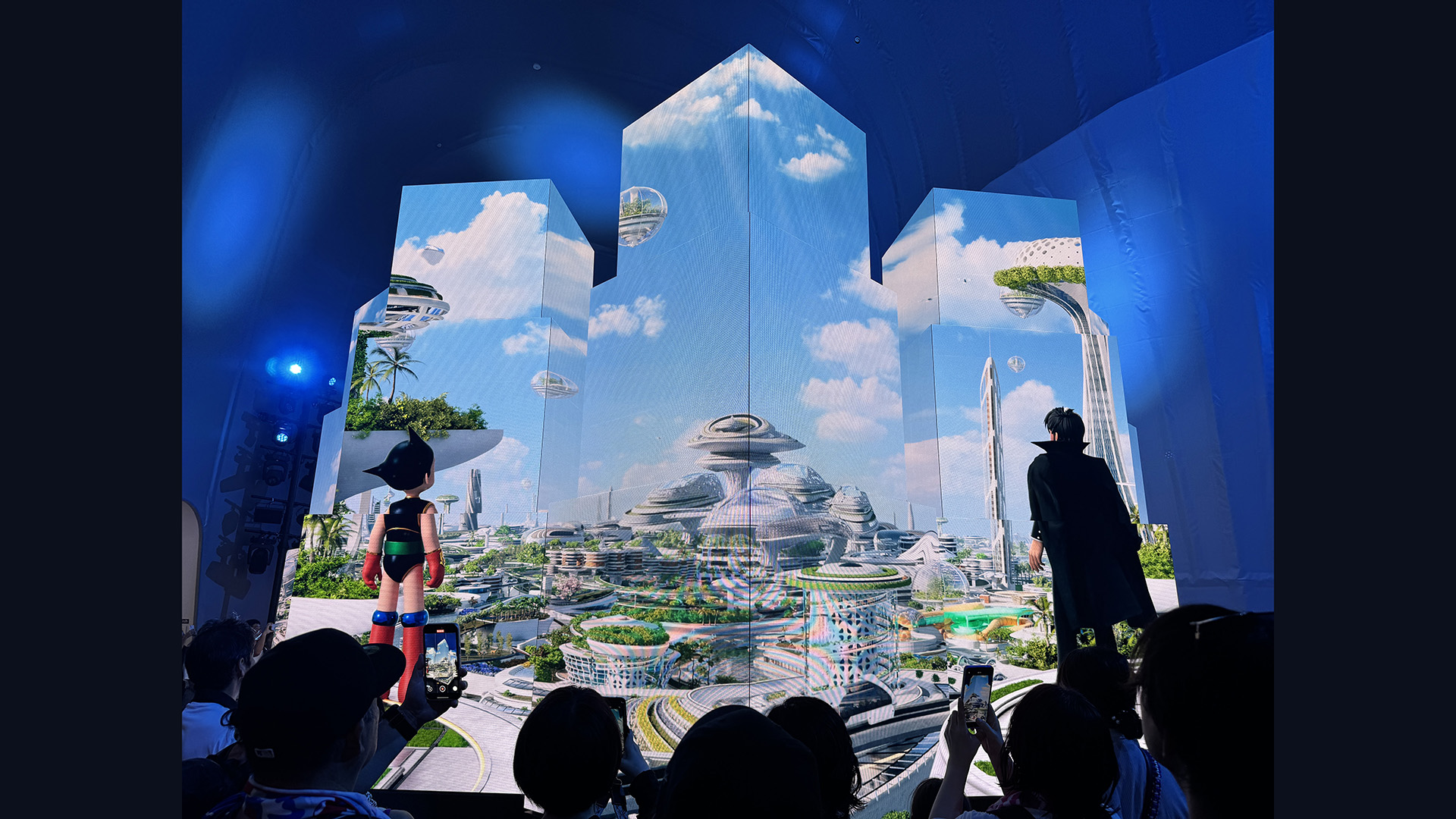 「原子小金剛」擔任全館導覽員，引領參觀者探索如何透過融合創新科技（如穿戴式機器人HAL）與虛實整合空間，實現一個所有人皆可一輩子活躍、身體機能獲得改善和擴展的未來社會。 (Photo： The Green Book)