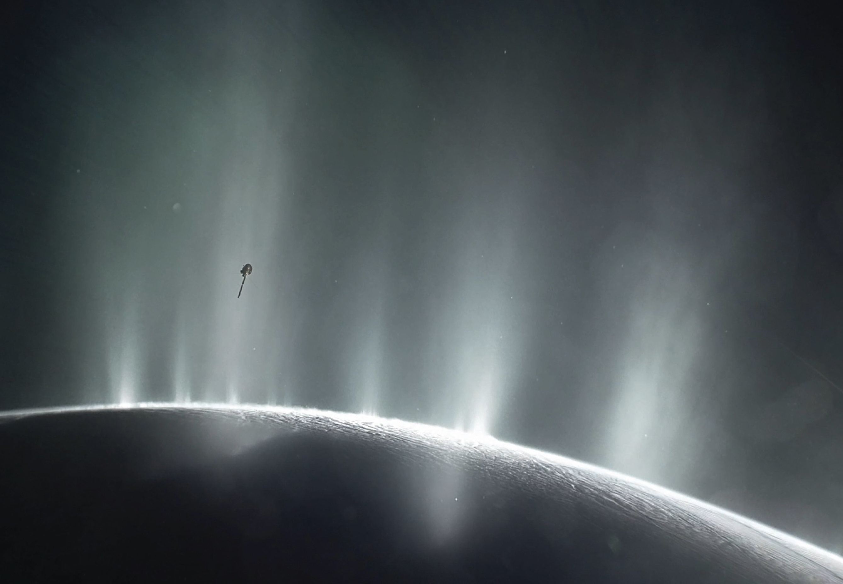 生命線索：土衛二的地下海洋噴發出水霧，卡西尼號飛掠水霧進行採樣，此為畫家的想像圖。｜NASA's Goddard Space Flight Center