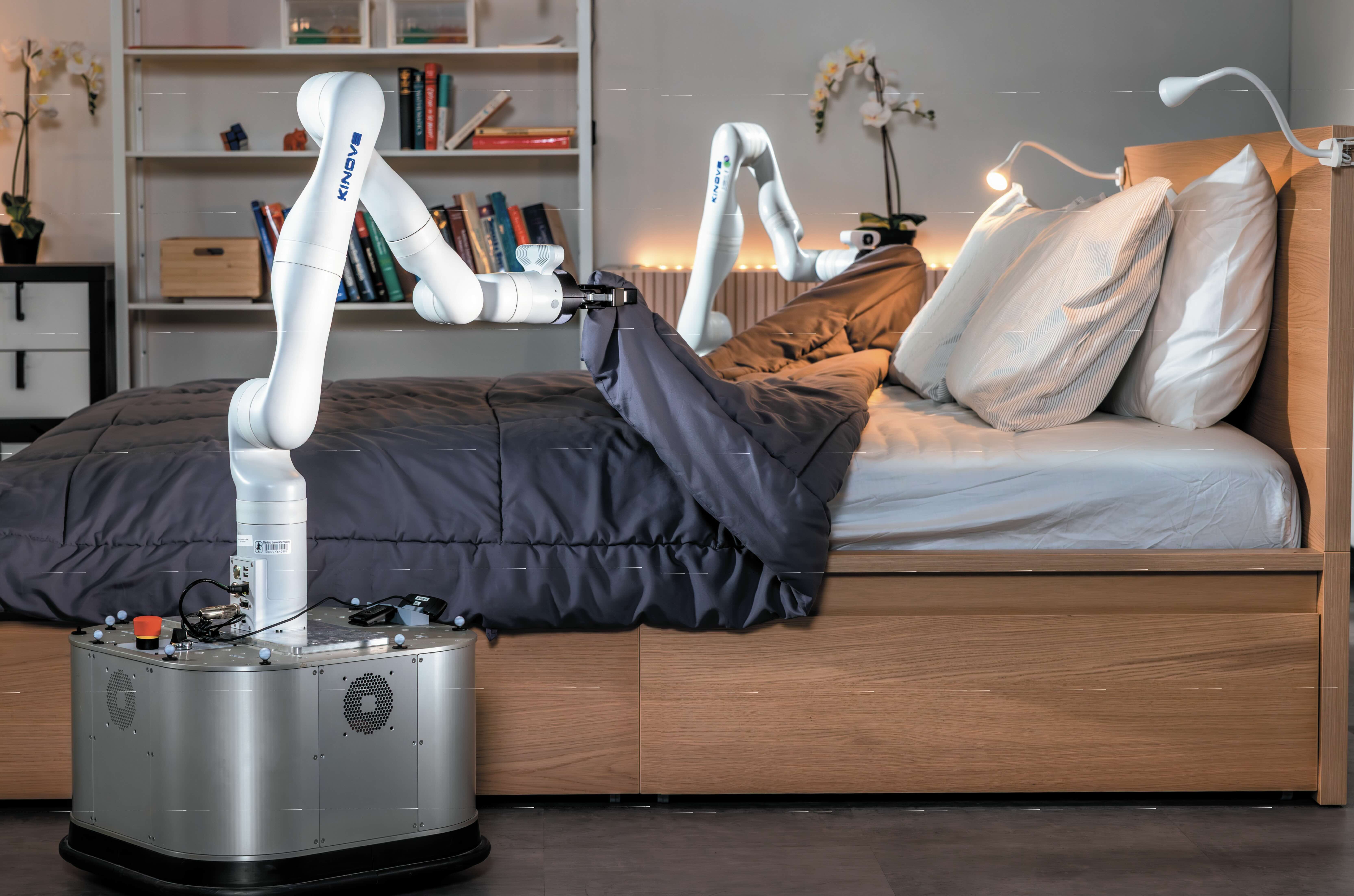 一手包辦：鋪床這種家務未來或許可以交給機器人處理，例如TidyBot，這是美國史丹佛大學的電腦科學家波格（Jeannette Bohg）主持的研究。｜攝影／柯洛克（Christie Hemm Klok）