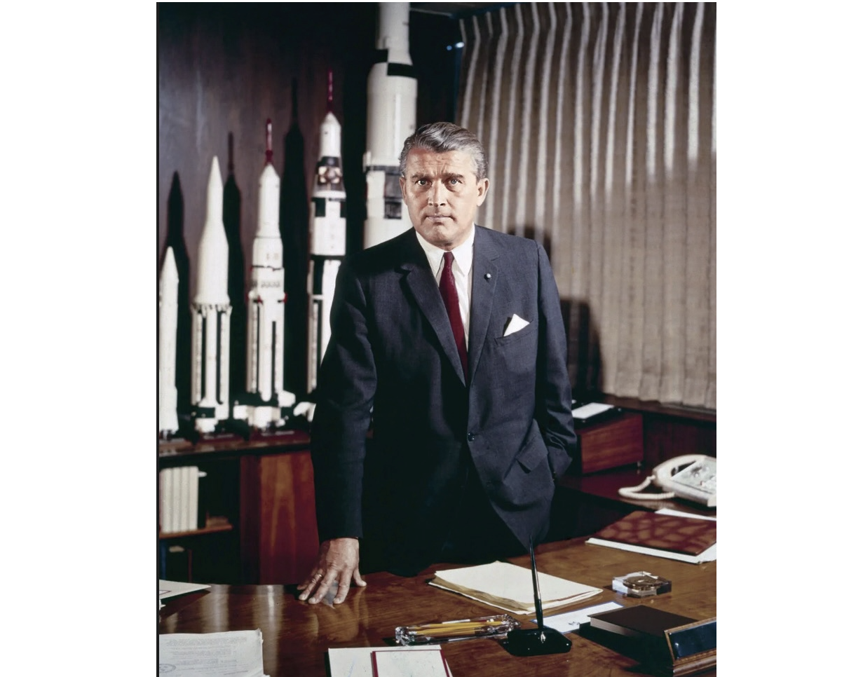 馮布朗投降美國，成為NASA馬歇爾太空飛行中心的主任，研發農神五號火箭，讓美國人首先踏上月球。｜NASA