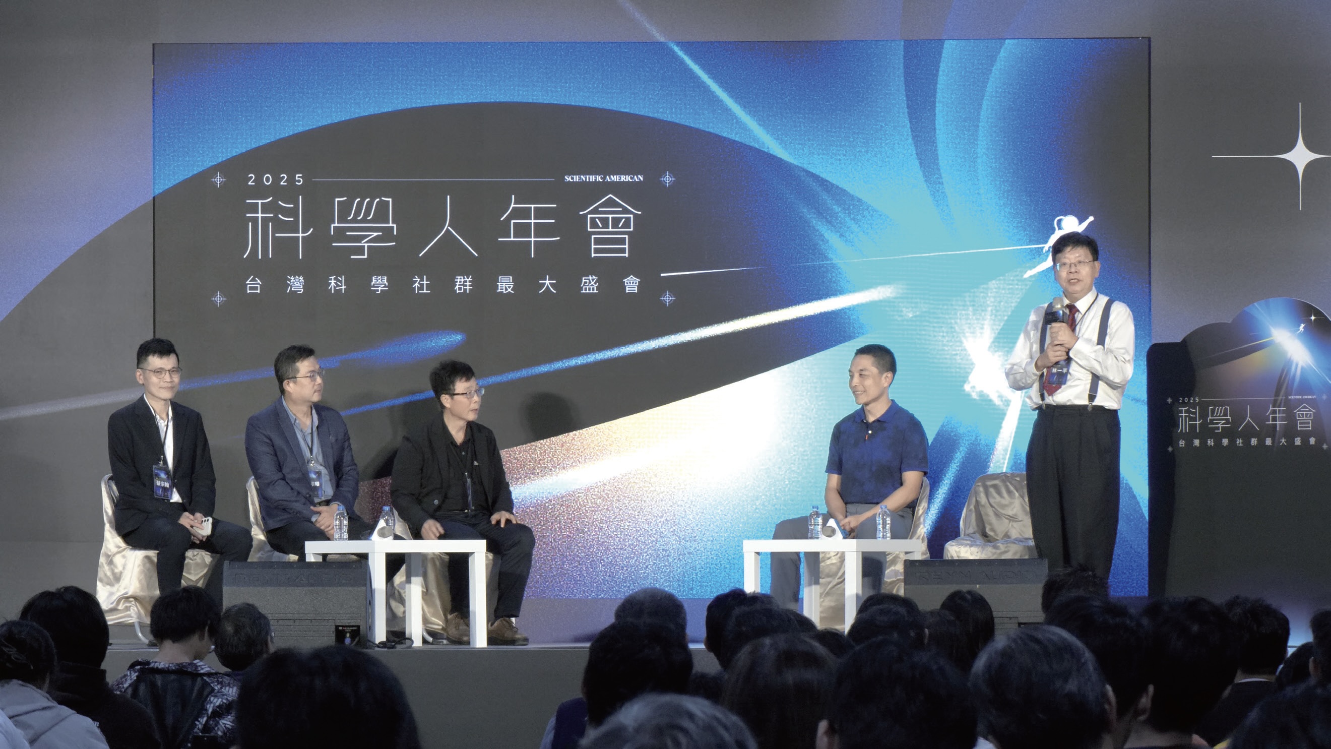 林一平前總編輯（右一）主持「科技論壇」，四位專家（左起）蔡宗翰、林邦曄、陳啟東、林宗瑤輪番回應現場觀眾的提問。｜尤里
