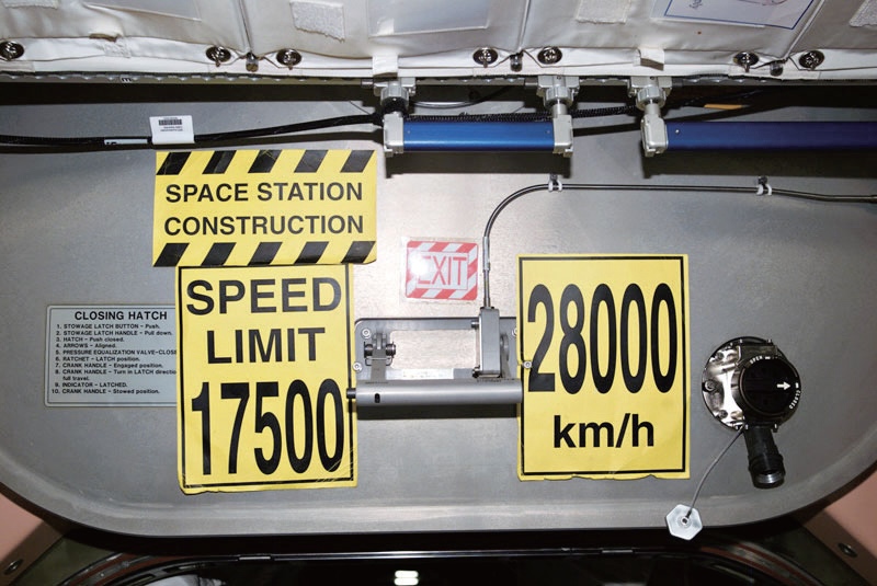 國際太空站內牆上貼的速限標誌，說明現在的軌道速度是28000公里/ 時。｜NASA
