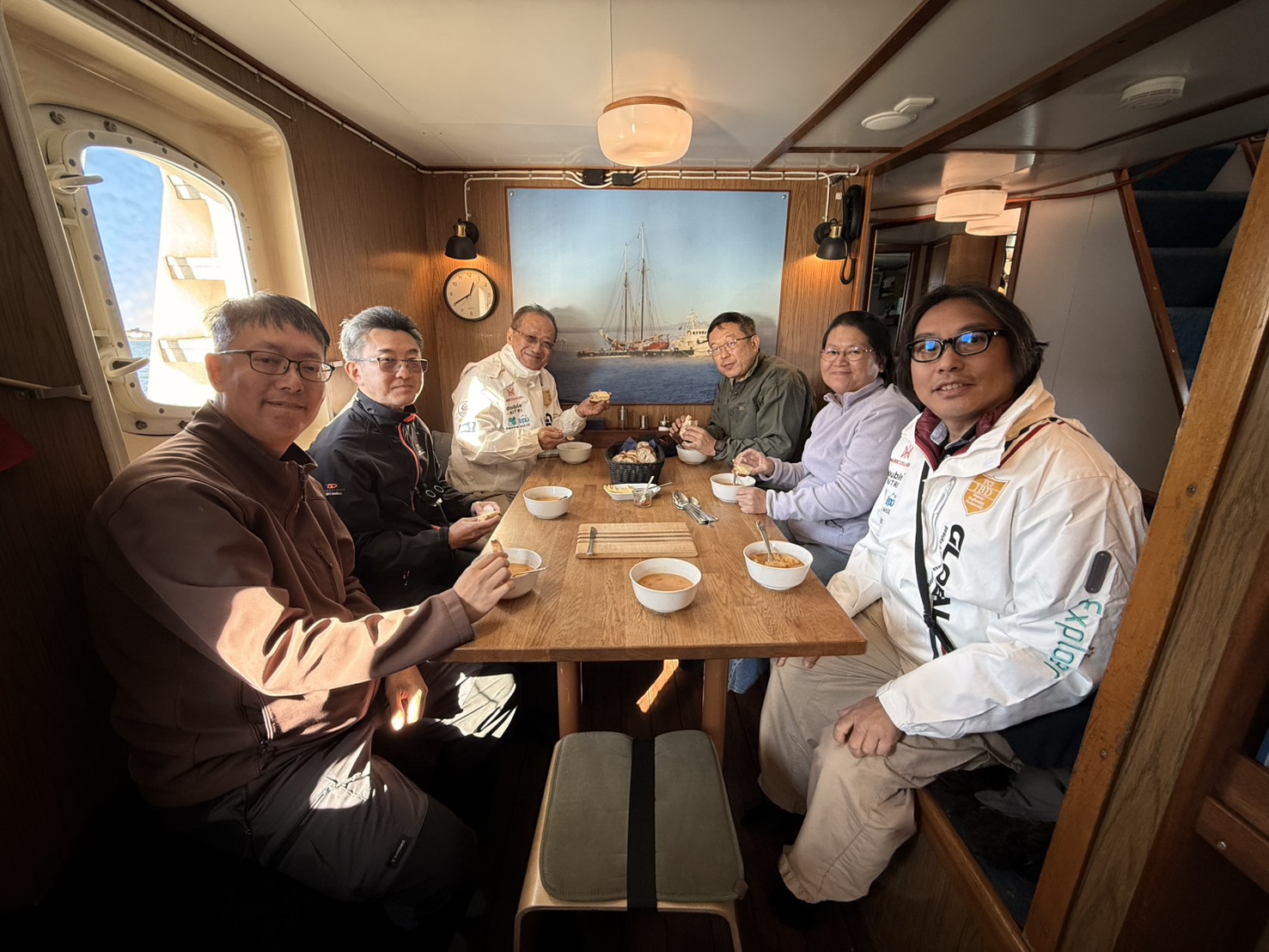 我們在 Ulla Rinman 船艙裡吃飯；牆上的老照片，又拍著過去的 Ulla Rinman。