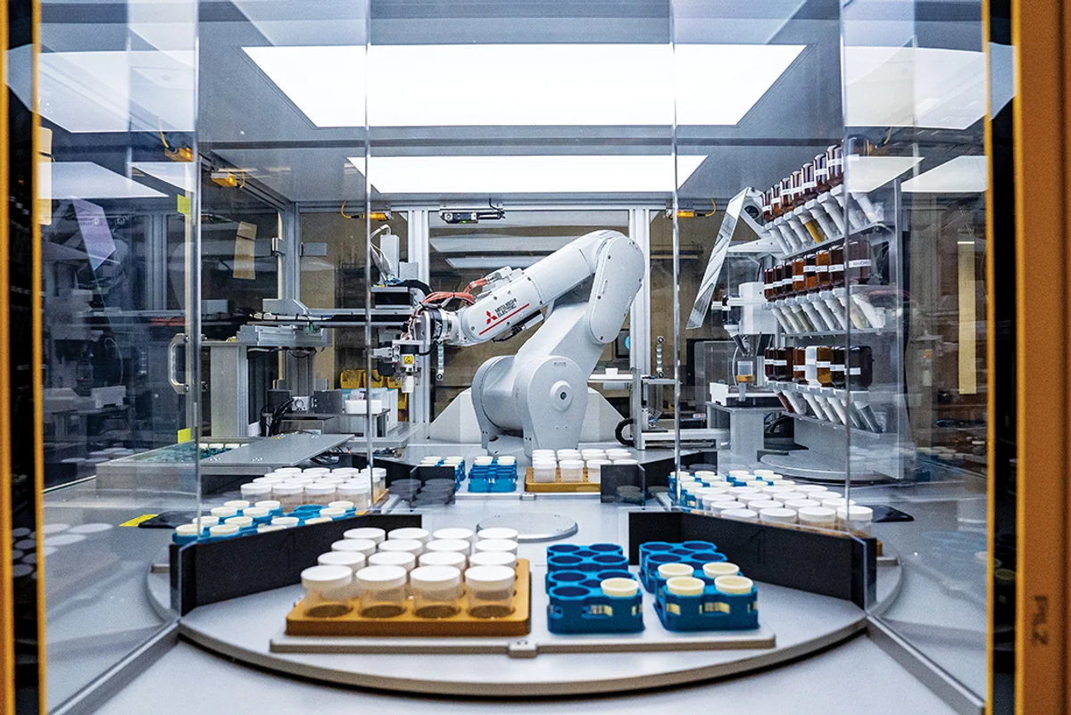 智慧手臂：美國勞倫斯柏克萊國家實驗室管理的A-Lab，結合了機器人和AI，可全天候進行實驗，無需人類介入。Marilyn Sargent © 2023 The Regents of the University of California, Lawrence Berkeley National Laboratory 