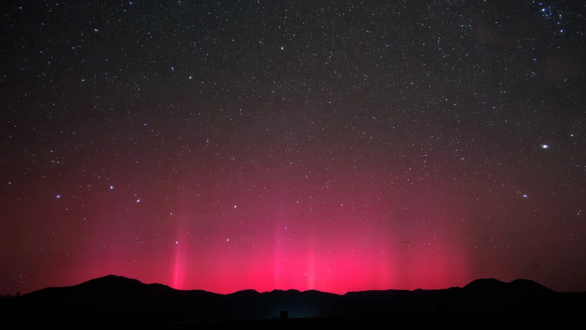 氣勢如虹：在日本北海道遠輕町，上空 出現了紅色極光。/Tomohiro M. Nakayama (CC BY-NC) (aurora)